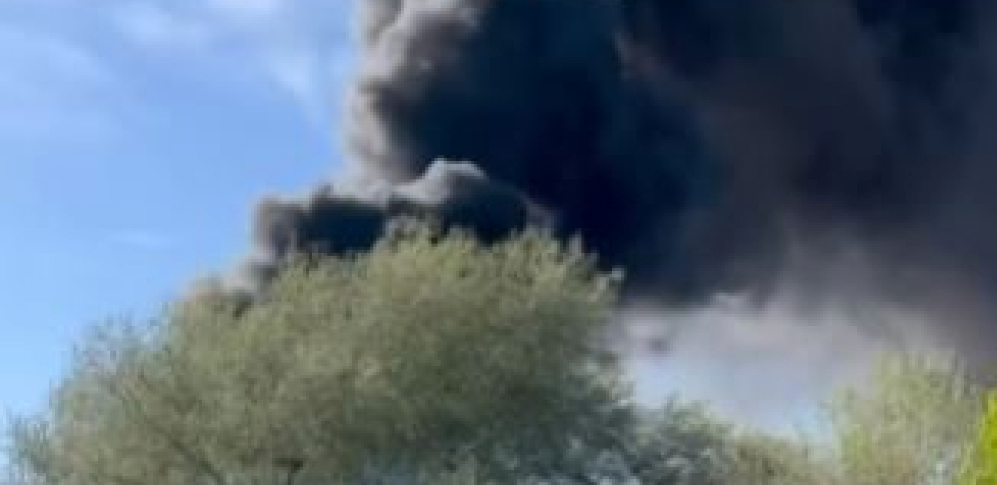 CRNI OBLAK NADVIO SE NAD GRADOM U Novom Sadu gorelo dečje igralište (VIDEO)