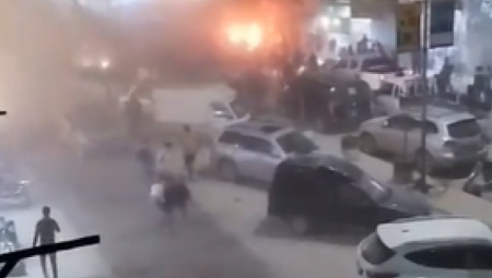 MASAKR NA PIJACI U SIRIJI  Eksplodirala auto-bomba, tela svuda okolo, jezivi snimci iz grada kojim upravljaju protivnici Asada (VIDEO)