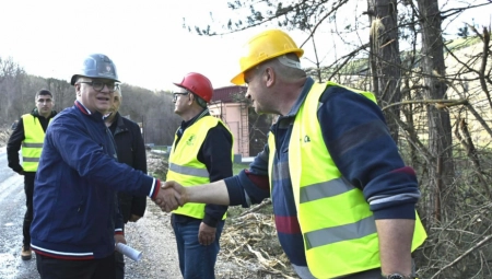 Vesić obišao radove na obnovi puta Pirot-Dimitrovgrad, vrednost investicije 116 miliona dinara (FOTO)