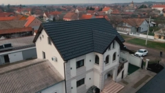 ZAVIRITE U PORODIČNI DOM CECINIH PRIJATELJA U TITELU! Vodili računa o svakom detalju, luksuz sa svih strana, a tek kad vidite lustere