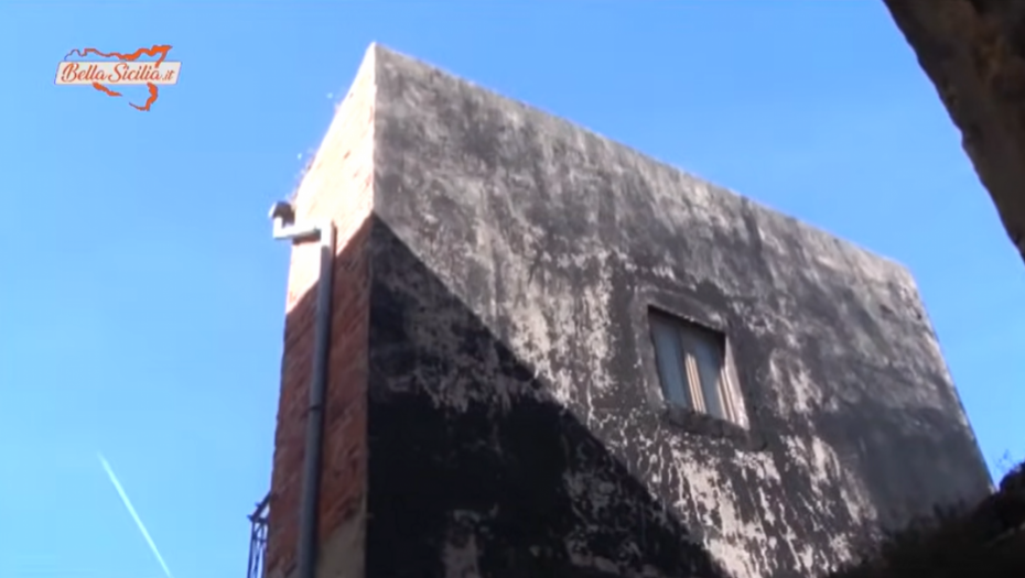 NAKON SVAĐE JE SAGRADILI IZ INATA Ovo je NAJUŽA zgrada na svetu (VIDEO)