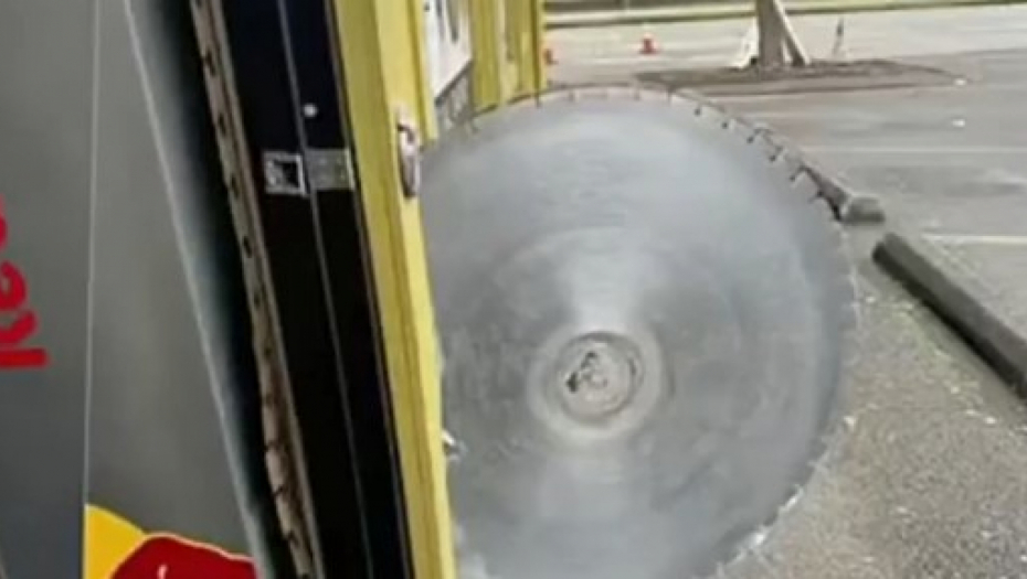 ČOVEK ZA SEKUND IZBEGAO SMRT ISPRED PRODAVNICE Ogromni cirkular velikom brzinom jurio na njega