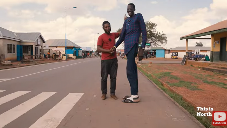 UMESTO CIPELA NOSI AUTOMOBILSKE GUME Najviši čovek na svetu ima skoro tri metra, evo kako izgleda ŽIVOT NA VISOKOJ NOZI (VIDEO)