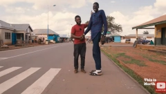 UMESTO CIPELA NOSI AUTOMOBILSKE GUME Najviši čovek na svetu ima skoro tri metra, evo kako izgleda ŽIVOT NA VISOKOJ NOZI (VIDEO)