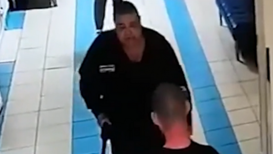 MAKAZAMA NAPAO LEKARE Prvo nasrnuo na medicinsku sestru, pa na čuvara