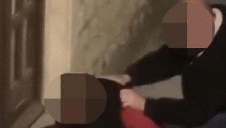 UPUCANA OSOBA LEŽI, POMAŽU JOJ, A ONDA DOLAZI ON I UDARA SEKIROM! Snimljeno jezivo krvoproliće u Hrvatskoj