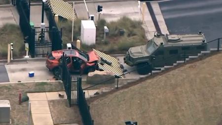 KOLIMA PROBIO KAPIJU SEDIŠTA FBI Kamere uhvatile dramatičan trenutak, pokušao na silu da uđe u zgradu