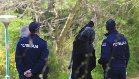 OSUMNJIČENI ZA UBISTVO MALE DANKE STIŽU NA MESTO ZLOČINA Banjsko polje vrvi od policije!