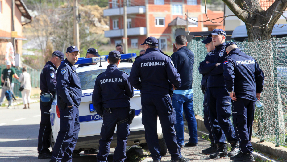 OPSADNO STANJE U BANJSKOM POLJU Policija na ulasku u naselje gde je nestala mala Danka (2) (FOTO/VIDEO)
