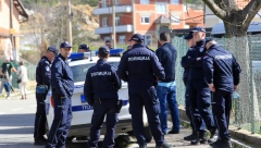 OPSADNO STANJE U BANJSKOM POLJU Policija na ulasku u naselje gde je nestala mala Danka (2) (FOTO/VIDEO)