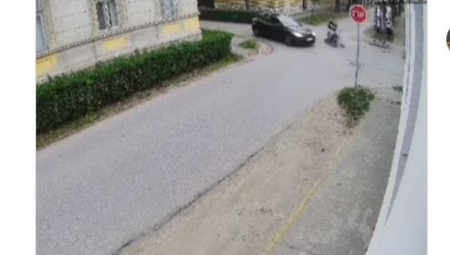 DEČACI NA SKUTERU NEOPREZNO ULETELI U RASKRSNICU: Devojka da bi ih izbegla zakucala se u kuću (VIDEO)