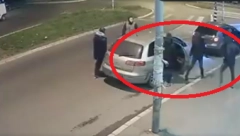 ISPLIVAO SNIMAK MAKLJAŽE U ŽELEZNIKU Sedmorica opkolila muškarca, jedan ga baca na auto i pesniči
