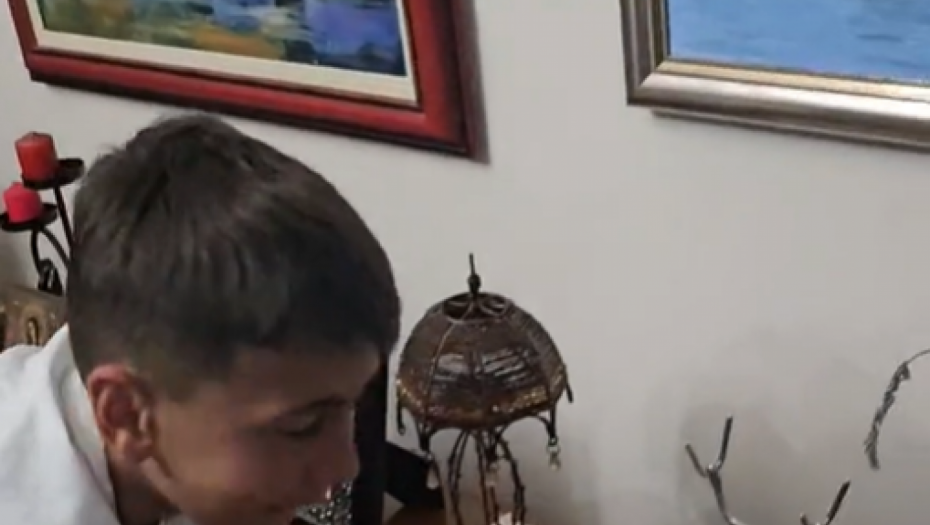 "NE TAKO, MORA DRUGAČIJE" Čovek snimio decu kako pokušavaju da koriste brojčanik na starom telefonu, snimak postao HIT (VIDEO)