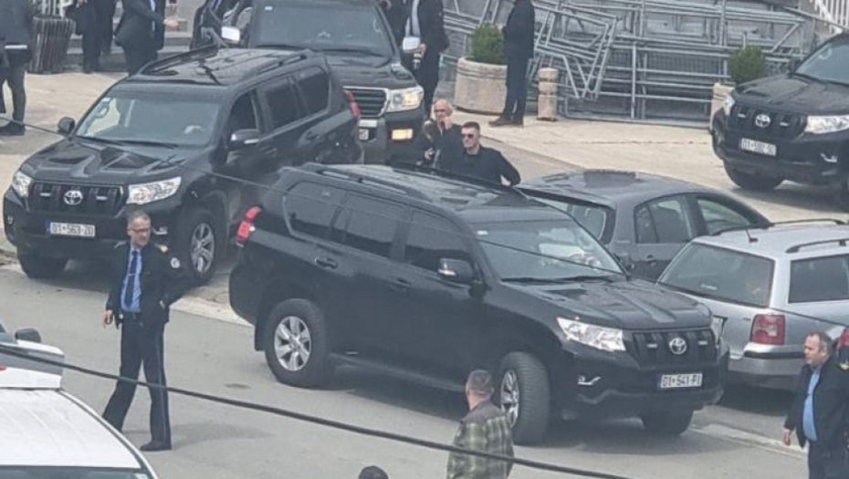 KURTI ISPRED OPŠTINE ZUBIN POTOK Opsadno stanje, duge cevi, džipovi... (FOTO)