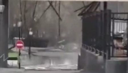 KATASTROFALNO NEVREME U MOSKVI Orkanski udari vetra nose sve pred sobom (VIDEO)