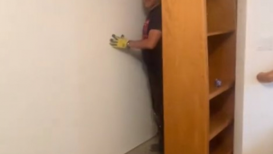 TIKTOKERKA NAIŠLA NA ZAPANJUJUĆE OTKRIĆE U SVOJOJ KUĆI Iza gipsanog zida, nalazila su se tajna metalna vrata, a tamo...(VIDEO)
