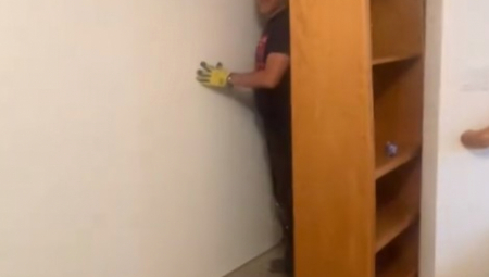 TIKTOKERKA NAIŠLA NA ZAPANJUJUĆE OTKRIĆE U SVOJOJ KUĆI Iza gipsanog zida, nalazila su se tajna metalna vrata, a tamo...(VIDEO)