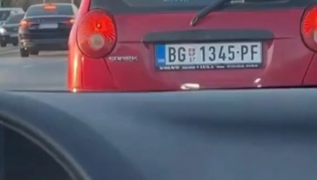 VIDEO SNIMLJEN NA ULICAMA BEOGRADA Kada budete videli šta je pisalo na staklu od auta, prevrnućete se od smeha!