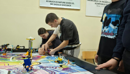 OVA DECA SU PRAVE PATRIOTE Đaci izumeli pametnu podlogu za učenje "moravca", FALI IM JOŠ OVO