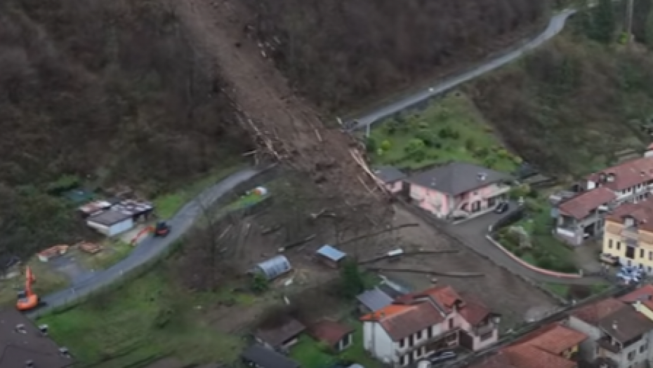 KLIZIŠTE IZAZVANO JAKO KIŠOM SE SRUČILO NIZ BRDO Snimljena prava katastrofa u Italiji! (VIDEO)