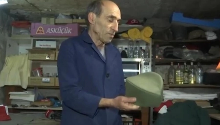 BACIO DIPLOMU PRAVNIKA I POSVETIO SE ZANATU Okačio papir o klin, a prihvatio se materijala i alata