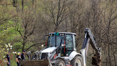 STIGLA 4 BAGERA NA DEPONIJU GDE SE SUMNJA DA JE BAČENO BEŽIVOTNO TELO DANKE ILIĆ Mašinama se intenzivno pretražuje deponija