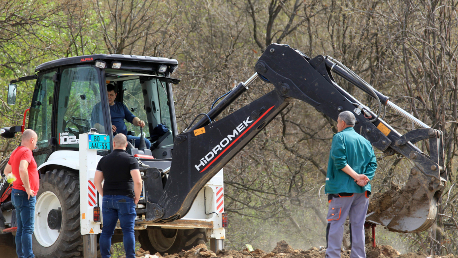 PIJANI OBORILI DETE  Golim rukama je zadavio pa onda odneli na deponiju, a sad ne znaju gde su je ostavili