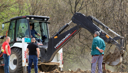 PIJANI OBORILI DETE  Golim rukama je zadavio pa onda odneli na deponiju, a sad ne znaju gde su je ostavili