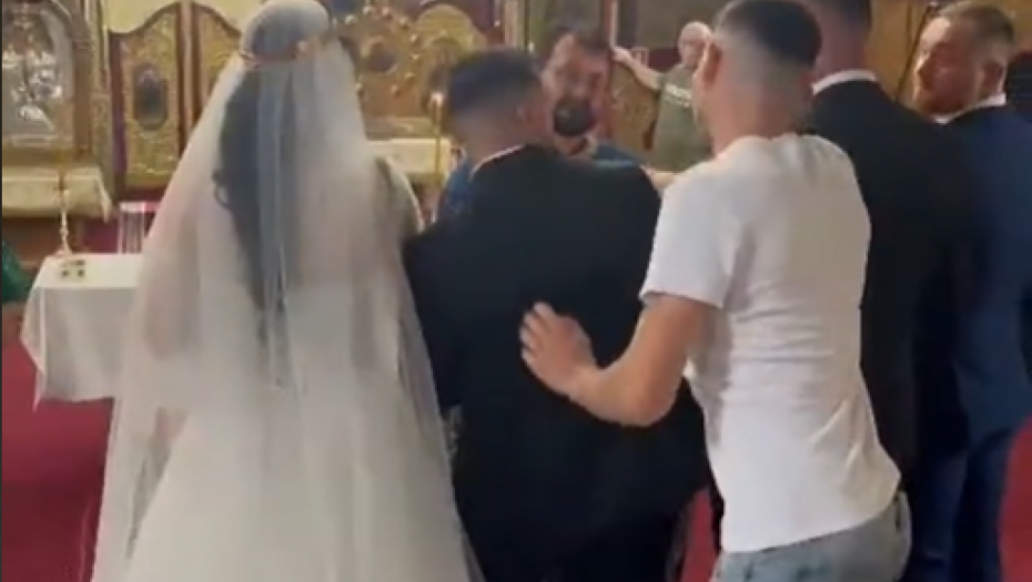 GOST NA SRAMAN NAČIN PONIZIO MLADOŽENJU Snimak sa crkvenog venčanja će vas RAZBESNETI, ovo ponašanje je NEDOPUSTIVO (VIDEO)