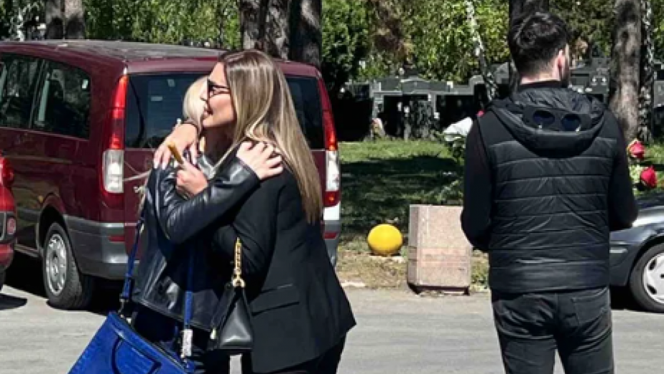 SINOVI MILENE KAČAVENDE SE NE ODVAJAJU OD MAJKE Najveća su joj podrška u teškim trenucima, a evo i kako izgledaju