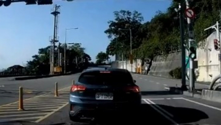 SNIMAK OD KOG SE LEDI KRV U ŽILAMA Ogromna stena se svom snagom obrušila na auto! (VIDEO)