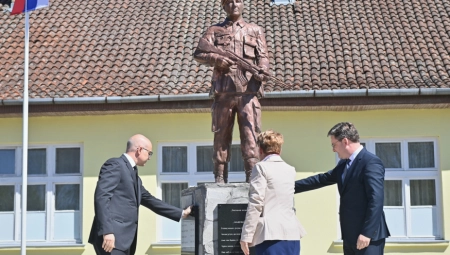 Ministar Vučević otkrio spomenik palim borcima u ratovima devedesetih u Bačkoj Topoli (FOTO)