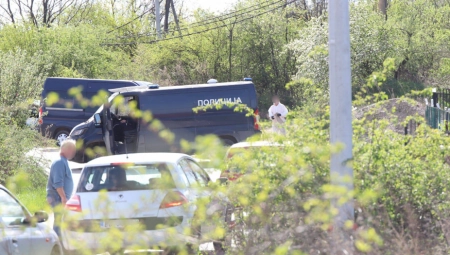 FORENZIČARI NAŠLI TRAG? Pretražuju se džakovi pored puta, NEŠTO su uneli u maricu!