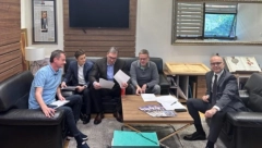 DO POBEDE 2. JUNA! Oglasio se Vučić iz sedišta SNS-a: "Po stolici se vidi da je on jedini šef" (FOTO)