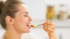 DIJETA SA OVOM NAMIRNICOM SKIDA KILOGRAME NA DAN  Ovo je dnevni jelovnik, a dame se kunu u jednu voćku