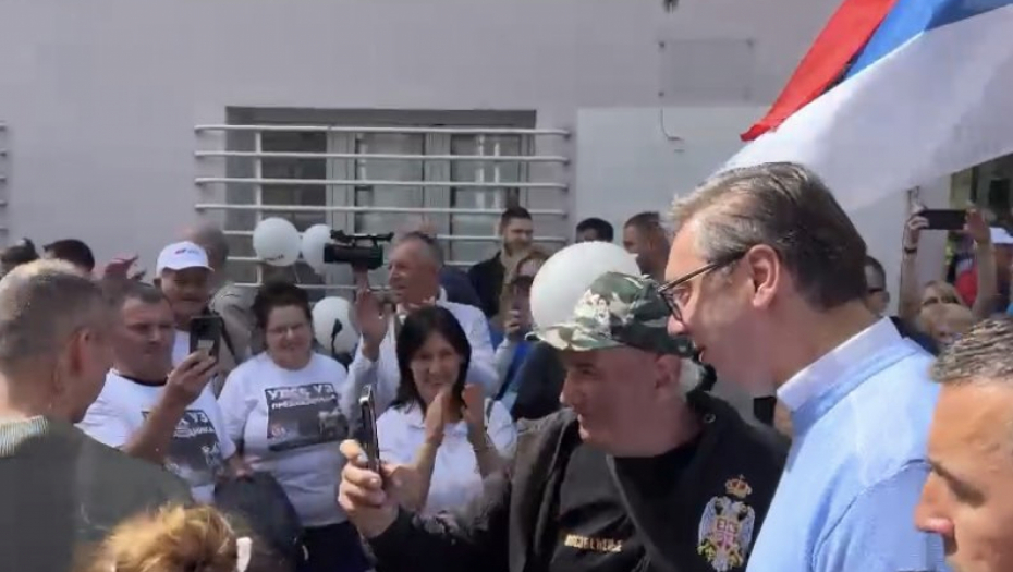 GROMOGLASAN APLAUZ ZA VUČIĆA Predsednik Srbije u Zemunu dao potpis podrške SNS-u za beogradske izbore, ogromni redovi u Beogradu (VIDEO)