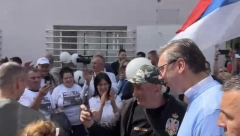 GROMOGLASAN APLAUZ ZA VUČIĆA Predsednik Srbije u Zemunu dao potpis podrške SNS-u za beogradske izbore, ogromni redovi u Beogradu (VIDEO)