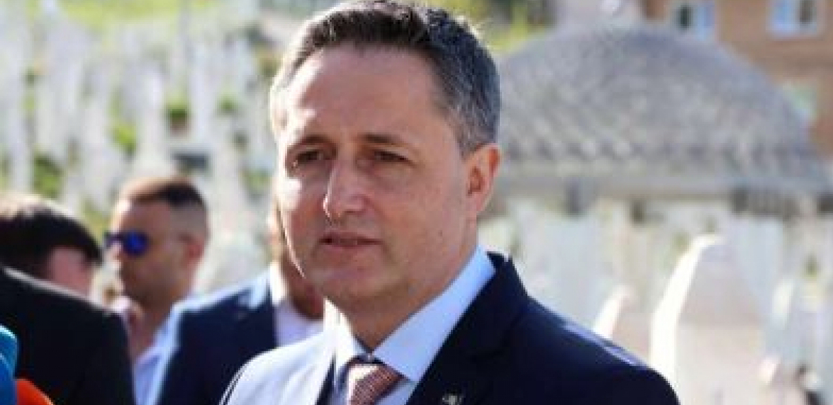 NIJE BEĆIROVIĆ GLUP, KOLIKO SE PRAVI DA JE LUD Zna dobro da Vučić i Srbija nisu započeli rušenje BiH, nego on i njegovi pajtosi!