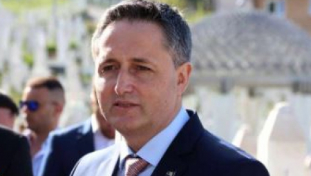 ZAŠTO JE DENIS BEĆIROVIĆ PATOLOŠKI OPSEDNUT VUČIĆEM? Odgovor je sasvim jasan