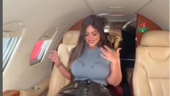 REŠILA PROBLEM Manekenki sa najvećom zadnjicom na svetu avio-kompanije pravile problem jer zauzima dva sedišta!
