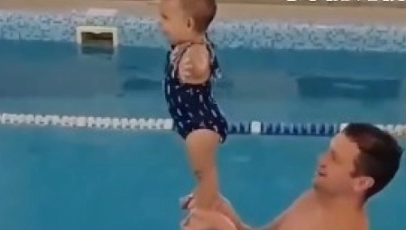 BEBA PLIVA I RONI KAO ODRASLA Njen elegantan skok u bazen će vas ostaviti bez daha! (VIDEO)
