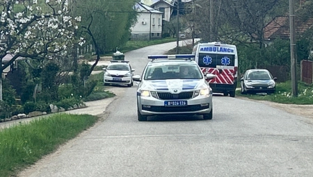 AUTO U BLIZINI ŠKOLE UDARIO DETE Od siline udarca hauba je ostala ulubljena
