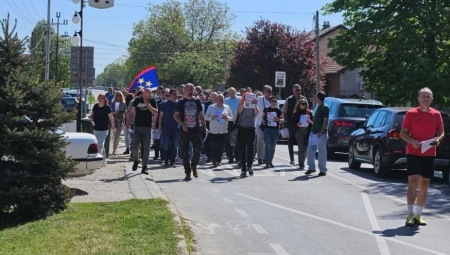 OPOZICIJA I SEPARATISTI UVEZLI AKTIVISTE DA GLUME KAĆANE Pedeset separatista nedeljom zaustavlja saobraćaj i provocira narod (FOTO)