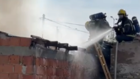 BUKNULA VATRA, POŽAR PROGUTAO CEO OBJEKAT KOD NAJLON PIJACE Vastrogasci hitno odreagovali da se OVO ne bi desilo (VIDEO)