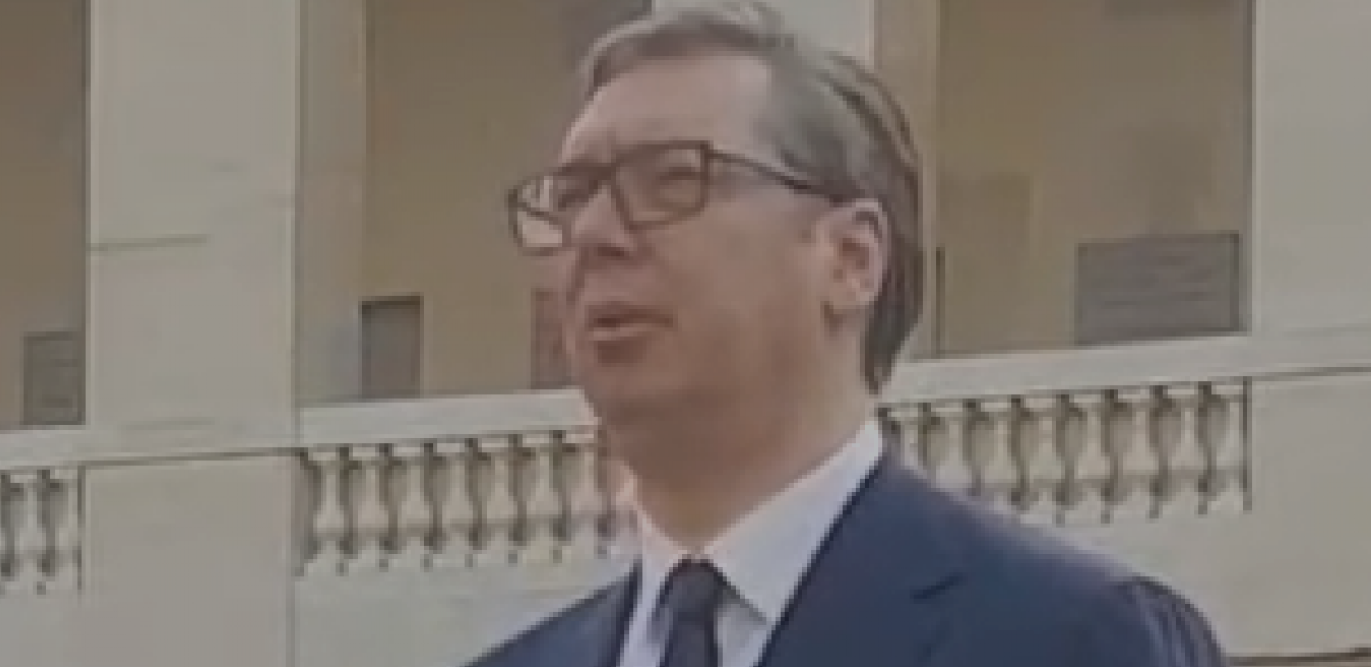 PREDSEDNIK VUČIĆ PEVA HIMNU U SRCU PARIZA (VIDEO)