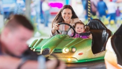 LJUDI SE DANIMA SVAĐAJU KO JE U PRAVU Dva dečaka su u parku gurnula devojčicu, žena je zgrožena onim što je rekla njihova mama
