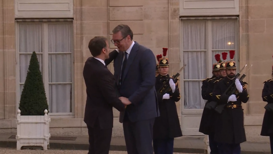 SRDAČNO I UZ NAJVIŠE POČASTI Ovako je Makron dočekao Vučića ispred Jelisejske palate