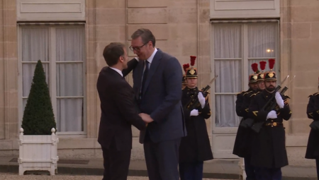 SRDAČNO I UZ NAJVIŠE POČASTI Ovako je Makron dočekao Vučića ispred Jelisejske palate