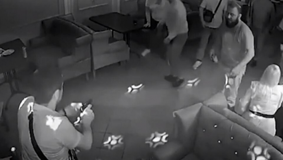 (UZNEMIRUJUĆI VIDEO) Pojavio se snimak ubistva u baru