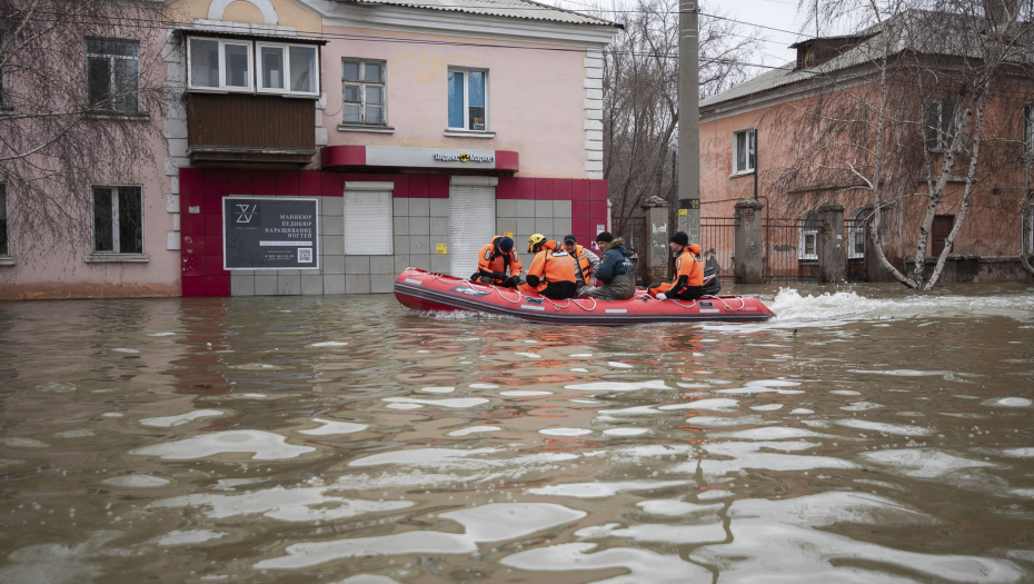 U RUSIJI SVE GORE Samo u jednoj oblasti poplavljeno 10.000 kuća, stigao i ministar za vanredne situacije (FOTO)